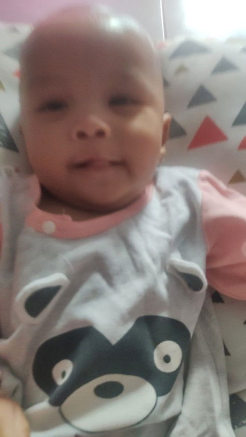 Haloo  koq rambut anakku blm tumbuh banyak kayak bayi yg lain ya hehe bayiku 4 bulan