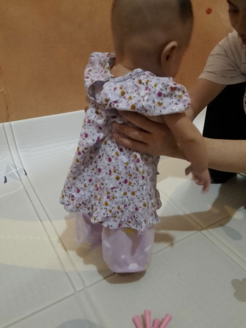 Bayi 4bulan pengennya diri sambil jln"