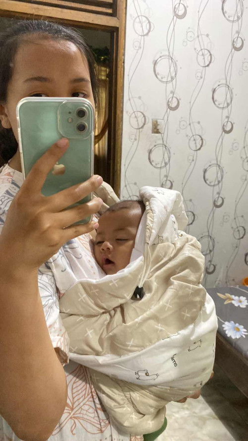 Cara menggendong bayi?