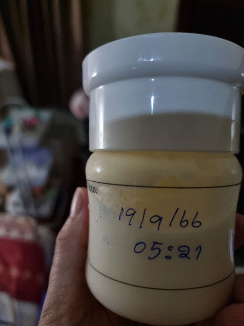 คราบไขมันนมแม่ที่ขวดนม อยากให้หลุดออก