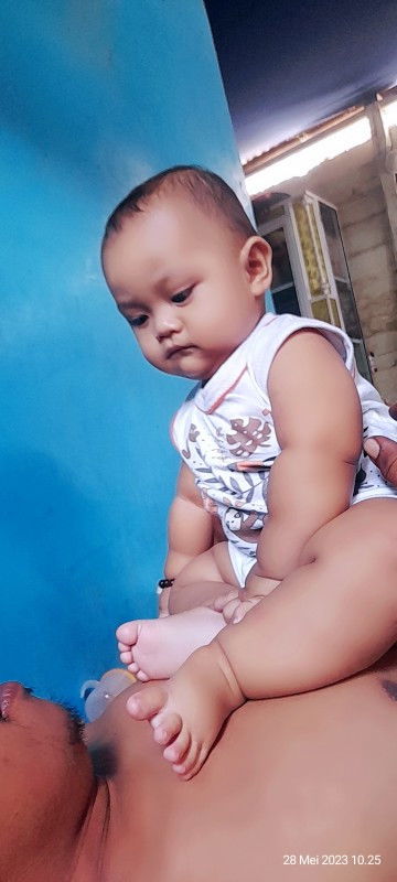 Bayiku lahir dengan bb besar 4,5kg  sekarang memasuki 11 bulan dengan berat 13kg dan tinggi 76cm dy