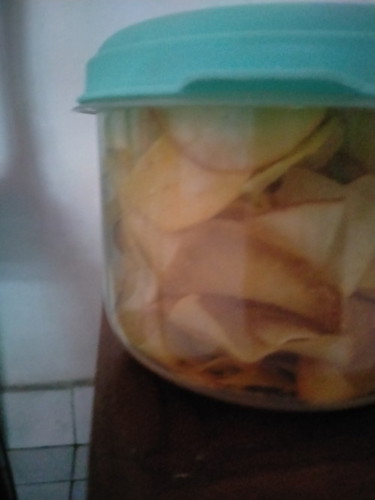 Makan keripik singkong rasa jagung manis