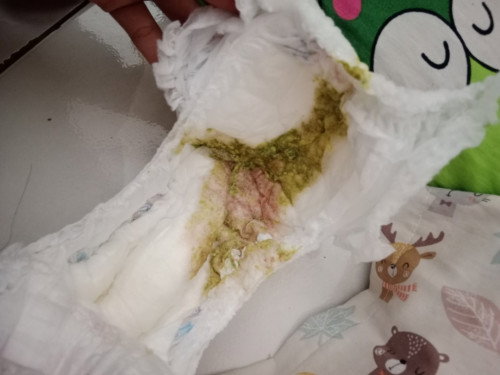 Pup bayi hijau berlendir dan ada lendir berdarah