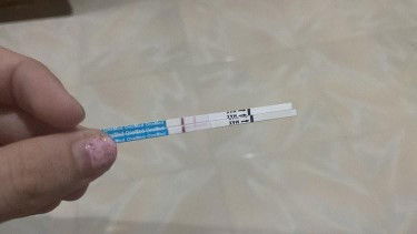 Testpack samar baru telat 2 hari tapi tiba-tiba mengeluarkan darah?
