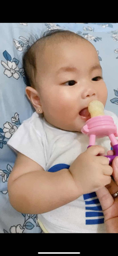 pemberian buah pada bayi 5 bulan 15 hari menggunakan food feeder dot