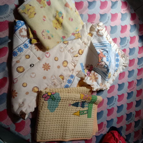 Ada yang mau ga baby blanket ..popok 4 PC sama perlak lembut dari little angel ..ada kasur bayi