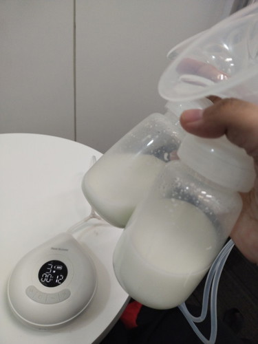 LF breastfeeding mom