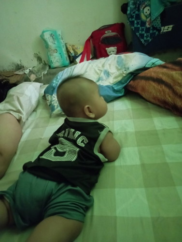 Anakku 4bln blm bisa tengkurap tapi kalo tummytime udah bisa angkat kepala tengok kiri-kanan amankah