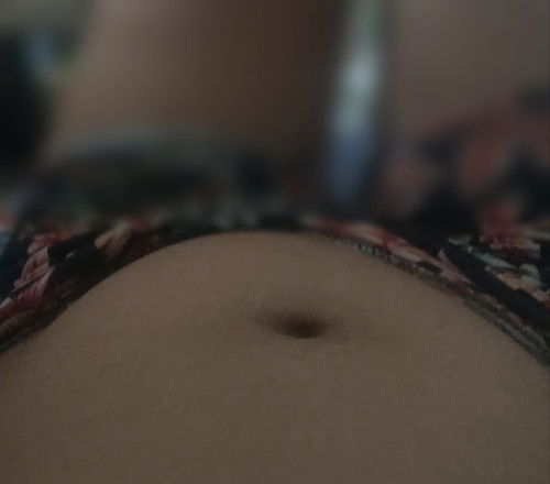 Natatabingi/bumubukol sa tiyan si baby pag tumatagilid, minsan tumitigas, normal po ba?