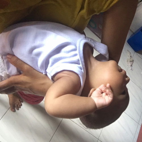 bayi melengkungkan badan ketika digendong