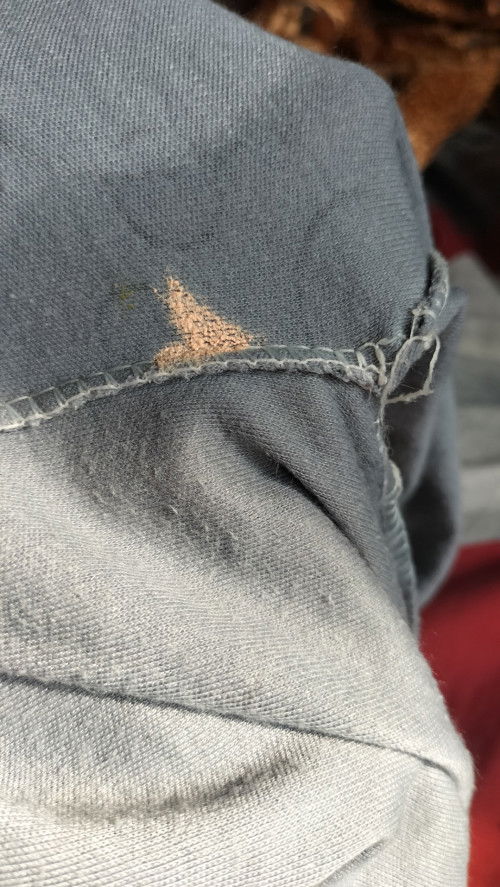 Pipis bayi laki-laki keluar kotoran kayak gtu, warna nya ke pink2ngan gtu..