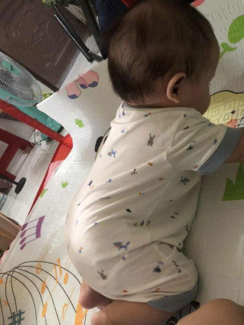 E bé 2m21d biết lật 
4m13 tập bò