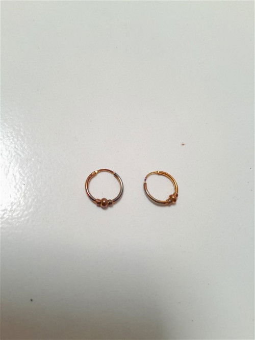 Anting anak jadi berubah warna hitam