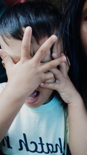 Hallo bunda ,,anak saya umur 2 tahun ,blm lancar berbicara ,dan berucap mama papa,Nana