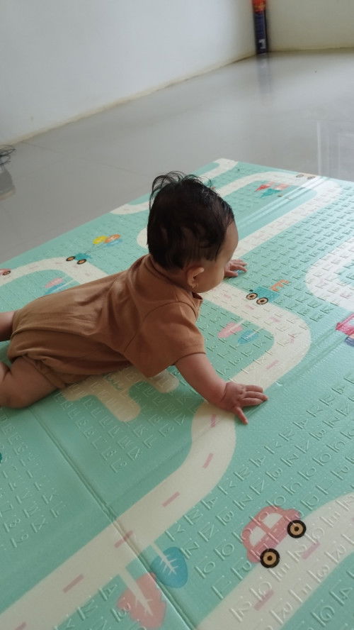 Posisi tangan saat tengkurap