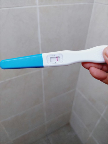 Saya test kit kehamilan 1 line tapi saya tidak datang period 2 minggu, simptom kehamilan semua ada