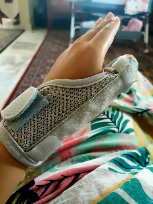 Sakit Ibu jari & pergelangan tangan.