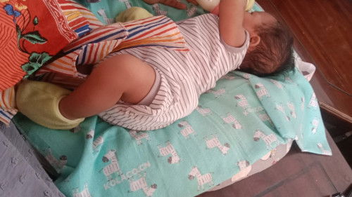 Bayi 1 bulan 7h, tidur siang susah, pengennya digendong dan nyusu trus