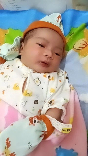 Alhamdulillah lounching baby girl hpl 26 nov dngan proses sc bunda2 karena air ketuban sudah abis 😭