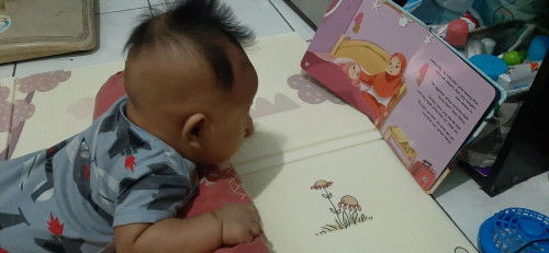 Bayi umur 4 bulan tidak tertarik meraih sesuatu