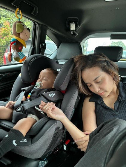 Selalu mau sama Mama, orang terdekat dan agak ngga tenang kalo sama orang asing😁