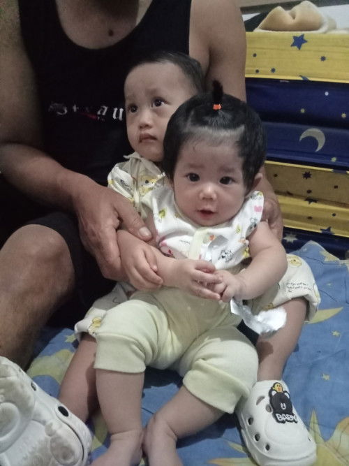 Ngandungnya 9bulan pas brojol mirip banget bapaknya 😅