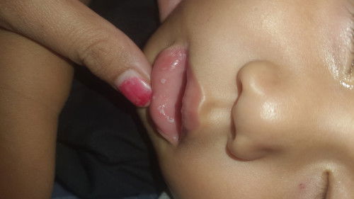 Ini kenapa ya bun? Lidahnya juga kaya gitu