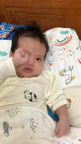 Bao lâu các mẹ dặm thêm sữa ngoài cho con ạ, bé 4thang 5,8kg bú mẹ hoàn toàn