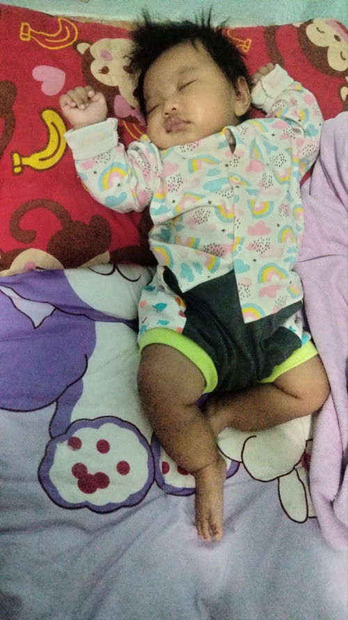 คืออยากถามว่าให้ลูกนอนหมอนแบบนี้จะเป็นอะไรไหมคะคือให้นอนแบบราบไปกับที่นอนเขาเหมือนหลับไม่สบายคะ