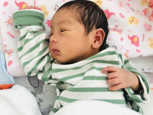 ตัว มือ เท้าของลูกลอกแบบนี้ ปกติไหมคะ