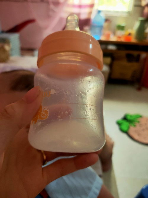 Sữa mẹ để ngăn mát đem ra hâm lại chất béo nó màn màn như dừa ,,, mịn mịn như bọt không chua k hoi v