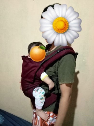 Menggendong Mshape bayi 5 bulan.