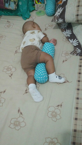 Bund, bayiku 4 bulan otw 5 bulan kalau bobok sukanya begini . Bayi nya ada yg sama kah suka begini?