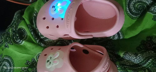 Anak tidak mau pakai sendal/sepatu