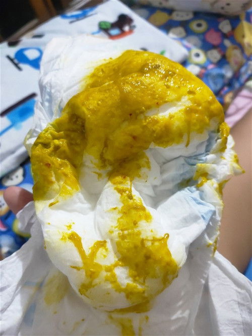 Pup bayi dengan bercak darah