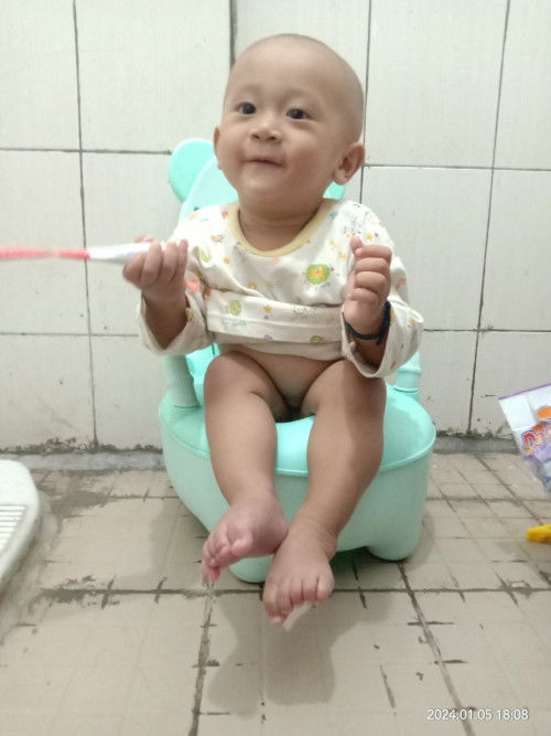 Bayi 9bulan poop dikloset
