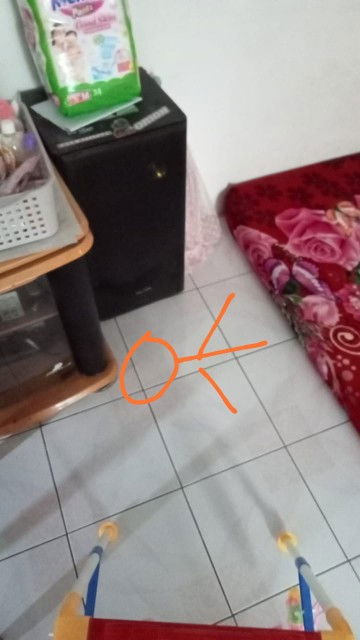 Bayi 5 bulan jatuh dri kasur lantai.