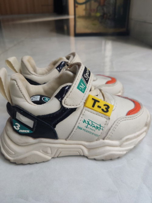 Sepatu anak umur 18-24 bulan