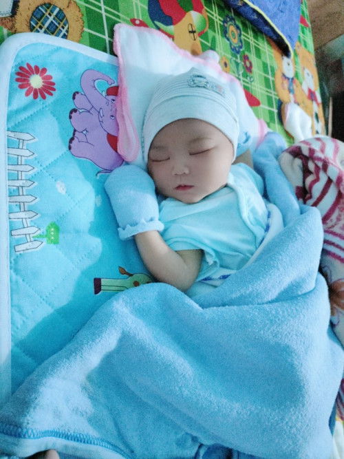 Bé 5 ngày tuổi ti 1 lần 40ml thì có ít quá không ạ , bé ti sct kết hợp sữa mẹ ạ