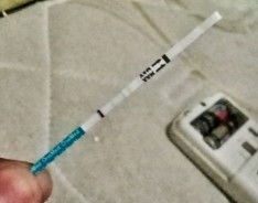 Tespek dua garis dan warna garis dua2nya warna pink tetapi satunya samar