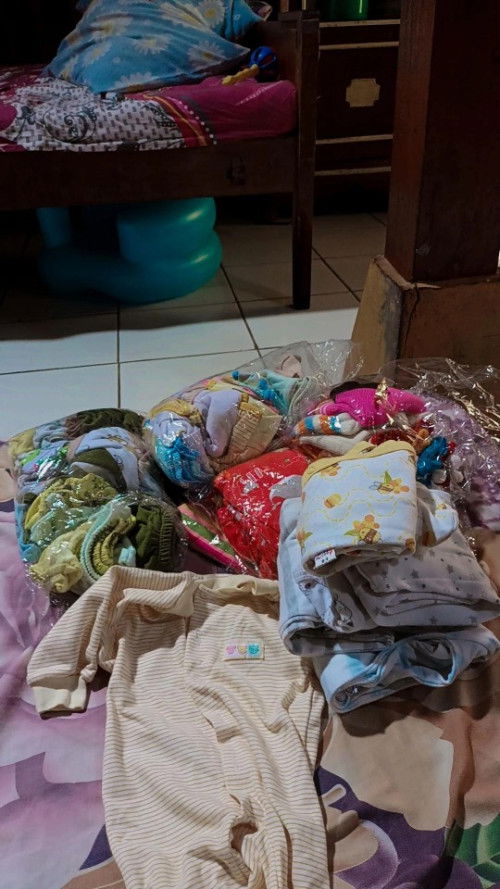Preloved dan masih baru baju bayi
Dan sofa bayi