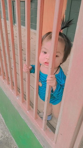 น้อง1ขวบ2เดือน24วันค่ะน้องยืนเองโดยไม่มีอะไรเกาะไม่ได้และน้องยังไม่เดินแบบนี้พัฒนาการช้าไหมค่ะ