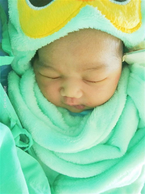 สวัสดีค่ะ หนูชื่อเด็กหญิง ลภัสรินทร์