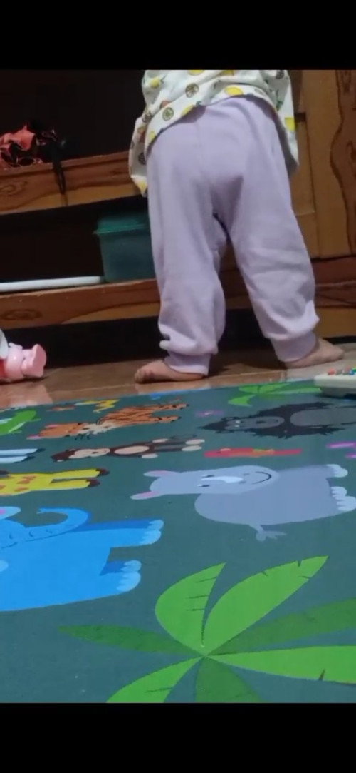 Kaki anak saat posisi berdiri