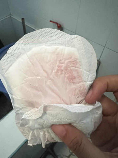 ก่อนหน้านี้มีอาการเหมือนตกขาวและมีน้ำใสๆเหลืองอ่อนๆไหล ประมาณ2-3 วัน แต่วันนี้ช่วงเวลา17:00 โมงเย็น มีเป็นสีชมพูไม่