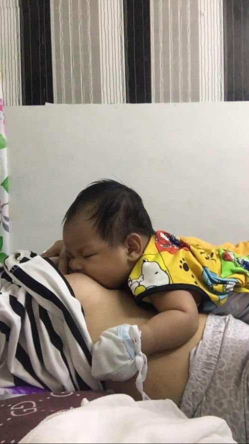 okay lang ba naka dapa habang nadede si baby dito kasi sya nakalma at natigil sa pagiyak