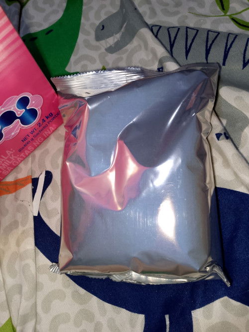 Hi mga mommies na try nyo naba makabili  Ng ganito kulay lagayan Ng milk? Parang kupas kulay