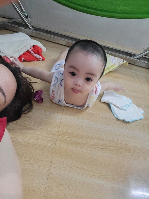 Bé trai nhà em 7 tháng tuổi nặng 6kg. Uống sữa công thức, đang bị trào ngược, chậm tăng cân.