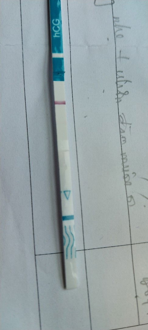 Còn 10 ngày nữa đến ck, hnay thử que lên vạch đậm vạch mờ.