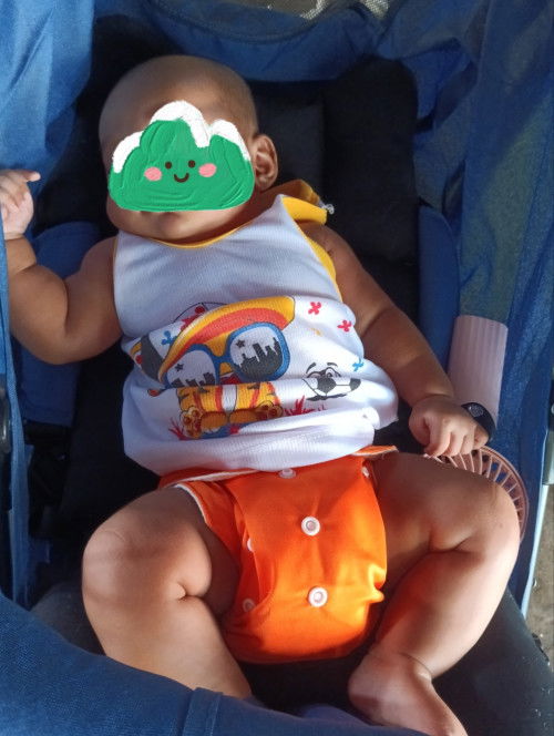 Tangan bayi selalu naik salah satu